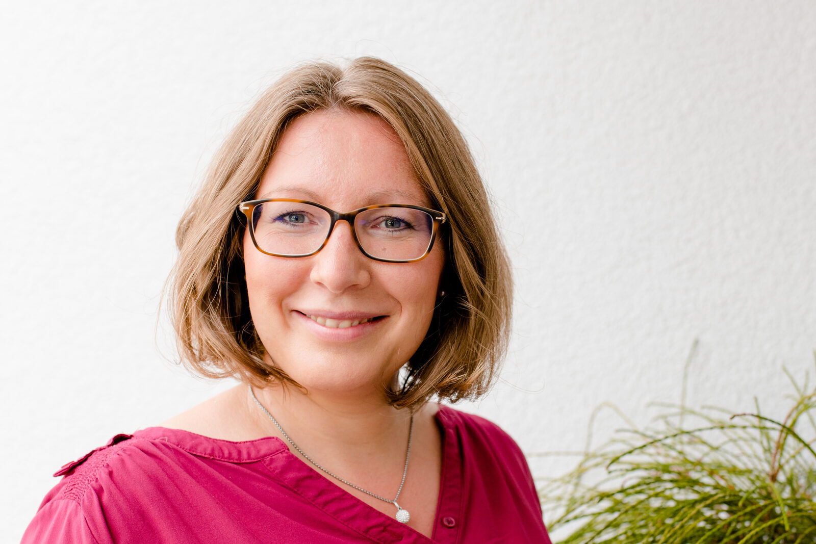 Kerstin Hiemer lächelt freundlich in die Kamera