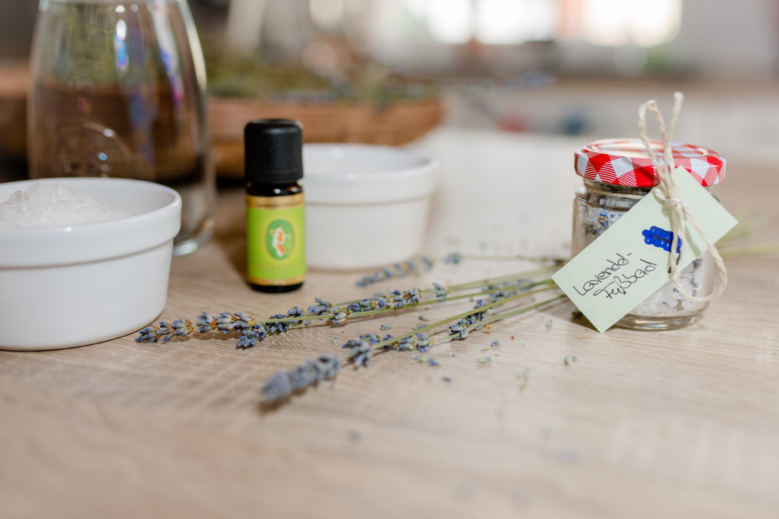 Selbst angesetztes Lavendel-Fußbadesalz mit getrocknetem Lavendel und ätherischem Öl