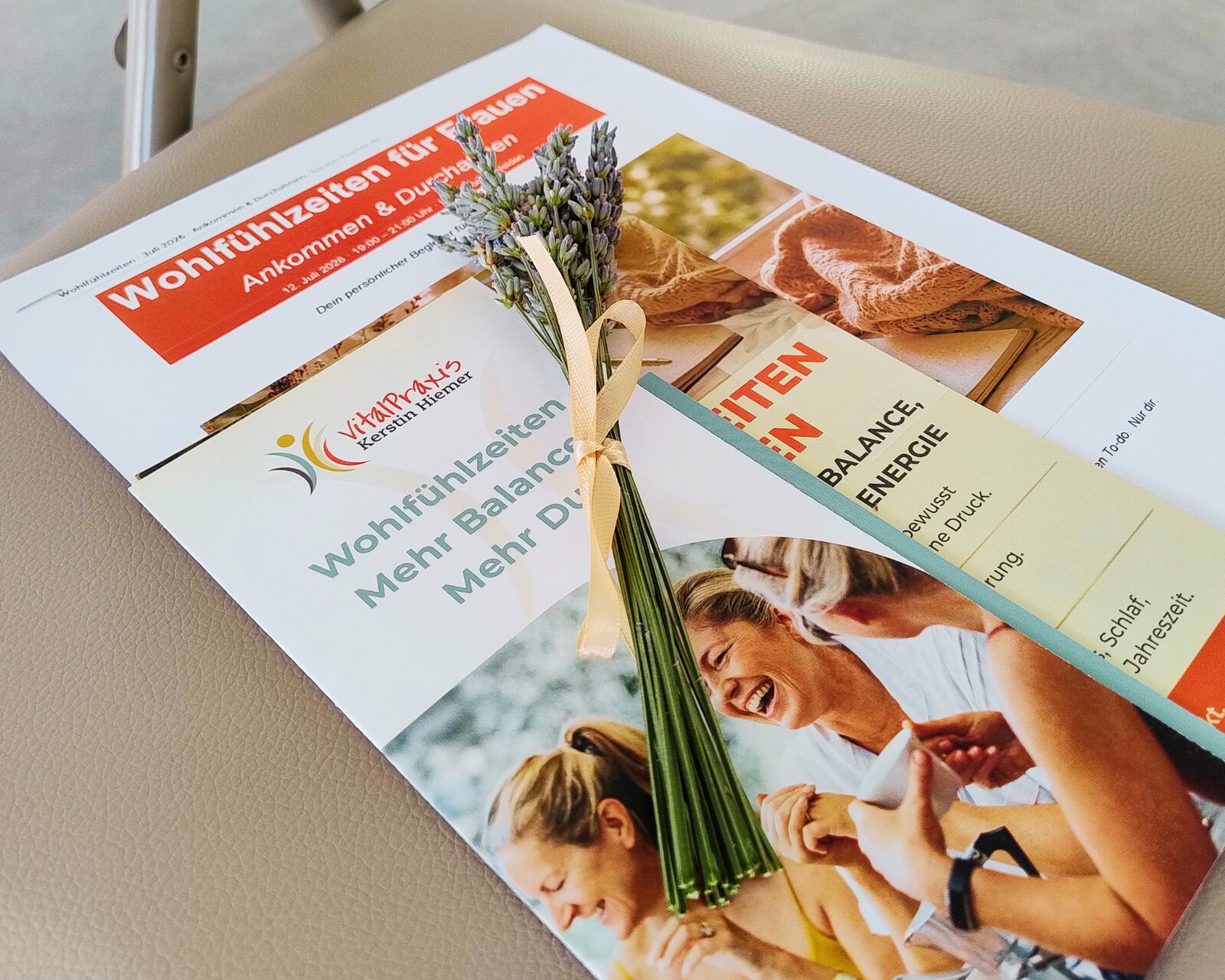 Handout und Begleitmaterial „Wohlfühlzeiten für Frauen“ mit einem Lavendelsträußchen