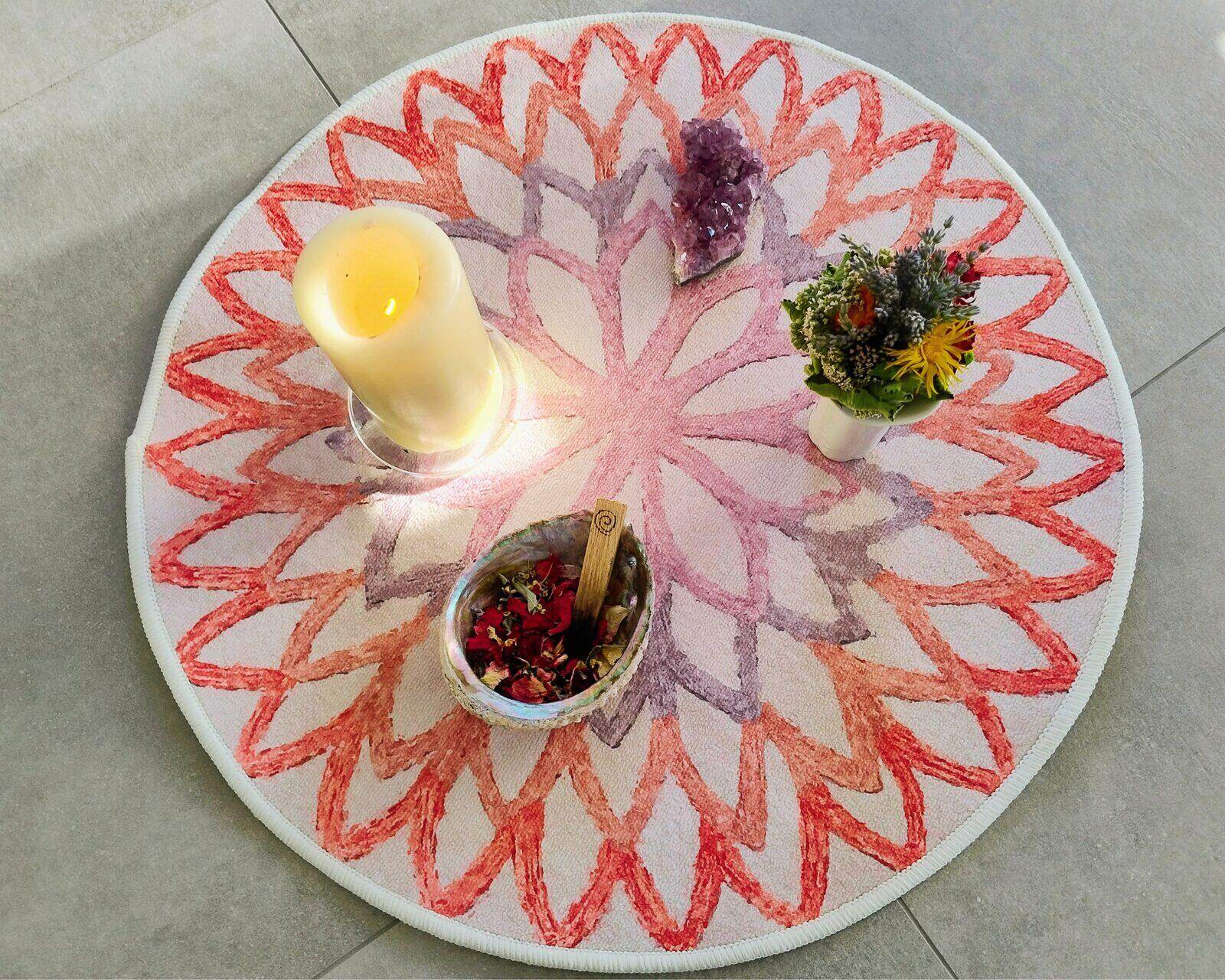 Liebevoll gestaltete Ritual-Mitte mit Kerze, Amethyst und Blumen beim Wohlfühlzeiten-Abend