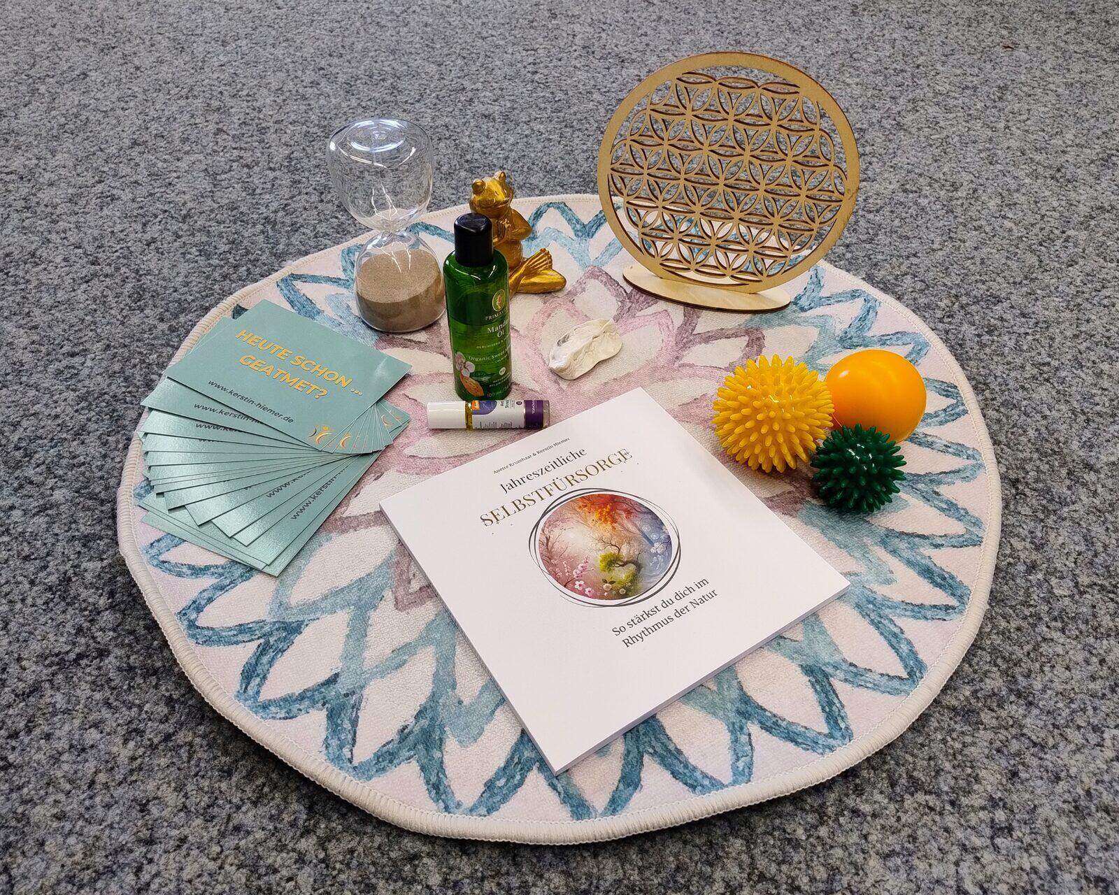Workshop-Mitte bei der VHS mit dem Buch „Jahreszeitliche Selbstfürsorge“, Ölen und kleinen Achtsamkeits-Utensilien